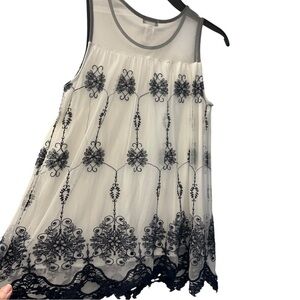 Lavish Cream & Navy Mesh Overlay Sleeveless Embroidered Lace Trim Top Sz S